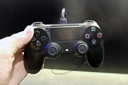 画像ギャラリー No.005のサムネイル画像 / ［E3 2013］PlayStation 4にさっそく触ってみた。「DUALSHOCK 4」は持ちやすさとアナログスティック＆トリガーの操作性が向上