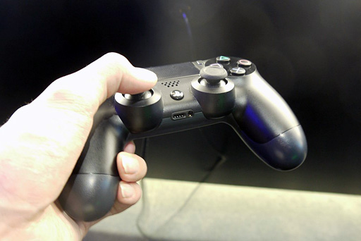 画像ギャラリー No.006のサムネイル画像 / ［E3 2013］PlayStation 4にさっそく触ってみた。「DUALSHOCK 4」は持ちやすさとアナログスティック＆トリガーの操作性が向上