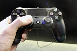 画像ギャラリー No.007のサムネイル画像 / ［E3 2013］PlayStation 4にさっそく触ってみた。「DUALSHOCK 4」は持ちやすさとアナログスティック＆トリガーの操作性が向上