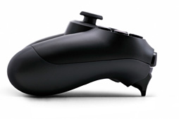 画像ギャラリー No.008のサムネイル画像 / ［E3 2013］PlayStation 4にさっそく触ってみた。「DUALSHOCK 4」は持ちやすさとアナログスティック＆トリガーの操作性が向上