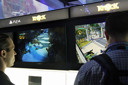画像ギャラリー No.010のサムネイル画像 / ［E3 2013］PlayStation 4にさっそく触ってみた。「DUALSHOCK 4」は持ちやすさとアナログスティック＆トリガーの操作性が向上