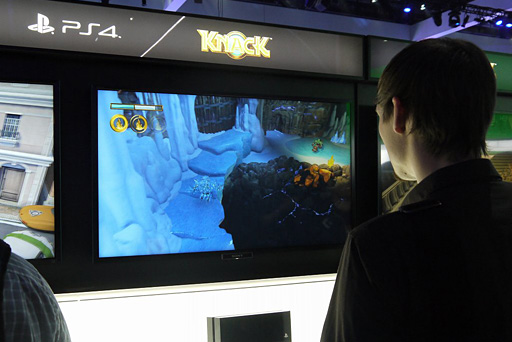 画像ギャラリー No.011のサムネイル画像 / ［E3 2013］PlayStation 4にさっそく触ってみた。「DUALSHOCK 4」は持ちやすさとアナログスティック＆トリガーの操作性が向上