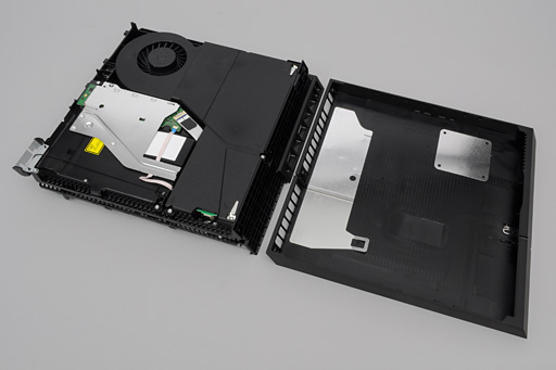 画像ギャラリー No.033のサムネイル画像 / 「PlayStation 4」分解レポート。AMDのカスタムAPUを搭載する新世代マシンは,とてもゲーム機らしいゲーム機だった