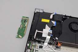 画像ギャラリー No.038のサムネイル画像 / 「PlayStation 4」分解レポート。AMDのカスタムAPUを搭載する新世代マシンは,とてもゲーム機らしいゲーム機だった