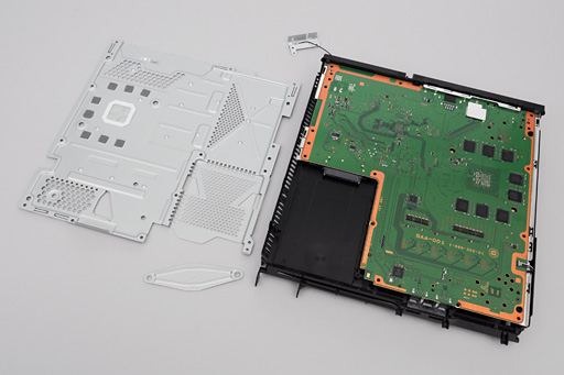 画像ギャラリー No.048のサムネイル画像 / 「PlayStation 4」分解レポート。AMDのカスタムAPUを搭載する新世代マシンは,とてもゲーム機らしいゲーム機だった