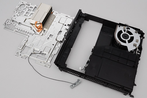 画像ギャラリー No.053のサムネイル画像 / 「PlayStation 4」分解レポート。AMDのカスタムAPUを搭載する新世代マシンは,とてもゲーム機らしいゲーム機だった