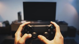 画像ギャラリー No.005のサムネイル画像 / PlayStation 4の新CM「世界が、遊びでひとつになる」が公開。放送は15日から