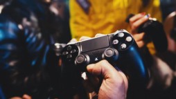 画像ギャラリー No.009のサムネイル画像 / PlayStation 4の新CM「世界が、遊びでひとつになる」が公開。放送は15日から