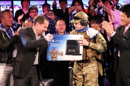 画像ギャラリー No.047のサムネイル画像 / PlayStation 4のカウントダウンイベントが銀座で開催。多数のゲームクリエイターや著名人が集結した会場の模様をレポート