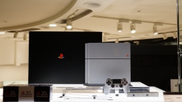 画像ギャラリー No.002のサムネイル画像 / PlayStation 20周年記念の限定版PS4，12月4日から銀座ソニーで展示中