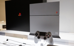 画像ギャラリー No.003のサムネイル画像 / PlayStation 20周年記念の限定版PS4，12月4日から銀座ソニーで展示中