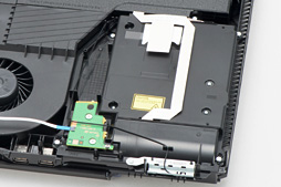 画像ギャラリー No.018のサムネイル画像 / 新型PS4「CUH-1200」分解レポート。軽量化と省電力化を実現した背景には,筐体と基板のシンプル化があった
