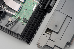 画像ギャラリー No.021のサムネイル画像 / 新型PS4「CUH-1200」分解レポート。軽量化と省電力化を実現した背景には,筐体と基板のシンプル化があった
