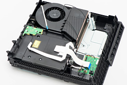 画像ギャラリー No.024のサムネイル画像 / 新型PS4「CUH-1200」分解レポート。軽量化と省電力化を実現した背景には,筐体と基板のシンプル化があった