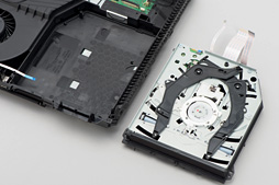 画像ギャラリー No.025のサムネイル画像 / 新型PS4「CUH-1200」分解レポート。軽量化と省電力化を実現した背景には,筐体と基板のシンプル化があった
