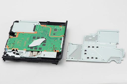 画像ギャラリー No.029のサムネイル画像 / 新型PS4「CUH-1200」分解レポート。軽量化と省電力化を実現した背景には,筐体と基板のシンプル化があった