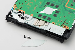 画像ギャラリー No.032のサムネイル画像 / 新型PS4「CUH-1200」分解レポート。軽量化と省電力化を実現した背景には,筐体と基板のシンプル化があった