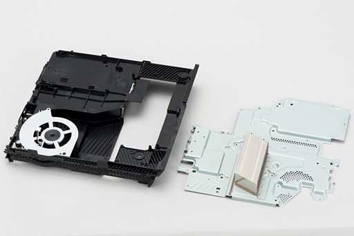 画像ギャラリー No.035のサムネイル画像 / 新型PS4「CUH-1200」分解レポート。軽量化と省電力化を実現した背景には,筐体と基板のシンプル化があった