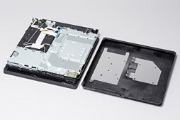 画像ギャラリー No.032のサムネイル画像 / 新型PS4「CUH-2000」分解レポート。カスタムAPUの刷新で生まれた余裕を小型化に振った,順当な進化版を見る