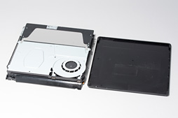 画像ギャラリー No.034のサムネイル画像 / 新型PS4「CUH-2000」分解レポート。カスタムAPUの刷新で生まれた余裕を小型化に振った,順当な進化版を見る