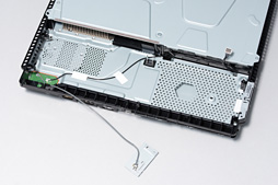 画像ギャラリー No.037のサムネイル画像 / 新型PS4「CUH-2000」分解レポート。カスタムAPUの刷新で生まれた余裕を小型化に振った,順当な進化版を見る