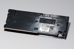 画像ギャラリー No.038のサムネイル画像 / 新型PS4「CUH-2000」分解レポート。カスタムAPUの刷新で生まれた余裕を小型化に振った,順当な進化版を見る