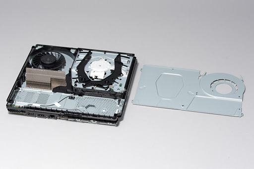 画像ギャラリー No.042のサムネイル画像 / 新型PS4「CUH-2000」分解レポート。カスタムAPUの刷新で生まれた余裕を小型化に振った,順当な進化版を見る