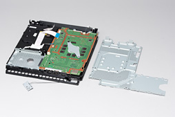画像ギャラリー No.048のサムネイル画像 / 新型PS4「CUH-2000」分解レポート。カスタムAPUの刷新で生まれた余裕を小型化に振った,順当な進化版を見る