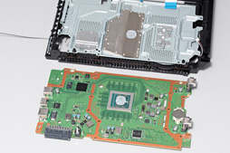画像ギャラリー No.051のサムネイル画像 / 新型PS4「CUH-2000」分解レポート。カスタムAPUの刷新で生まれた余裕を小型化に振った,順当な進化版を見る
