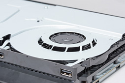 画像ギャラリー No.058のサムネイル画像 / 新型PS4「CUH-2000」分解レポート。カスタムAPUの刷新で生まれた余裕を小型化に振った,順当な進化版を見る
