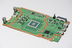 画像ギャラリー No.071のサムネイル画像 / 新型PS4「CUH-2000」分解レポート。カスタムAPUの刷新で生まれた余裕を小型化に振った,順当な進化版を見る