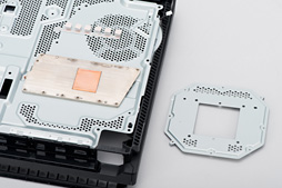 画像ギャラリー No.042のサムネイル画像 / 「PlayStation 4 Pro」分解レポート。「ソニーが今後もPS4の性能向上を続けていく可能性」に期待できるハードウェア設計だ