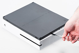 画像ギャラリー No.025のサムネイル画像 / 「Xbox One S」分解レポート。内部構造のシンプルさは維持しつつ,カスタムAPUの低消費電力効果を小型化に活かしたマシンだった