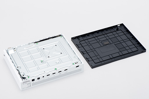 画像ギャラリー No.026のサムネイル画像 / 「Xbox One S」分解レポート。内部構造のシンプルさは維持しつつ,カスタムAPUの低消費電力効果を小型化に活かしたマシンだった
