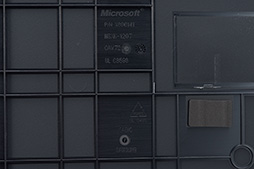 画像ギャラリー No.027のサムネイル画像 / 「Xbox One S」分解レポート。内部構造のシンプルさは維持しつつ,カスタムAPUの低消費電力効果を小型化に活かしたマシンだった