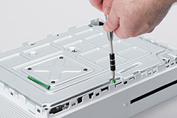画像ギャラリー No.030のサムネイル画像 / 「Xbox One S」分解レポート。内部構造のシンプルさは維持しつつ,カスタムAPUの低消費電力効果を小型化に活かしたマシンだった