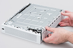 画像ギャラリー No.031のサムネイル画像 / 「Xbox One S」分解レポート。内部構造のシンプルさは維持しつつ,カスタムAPUの低消費電力効果を小型化に活かしたマシンだった