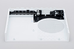 画像ギャラリー No.033のサムネイル画像 / 「Xbox One S」分解レポート。内部構造のシンプルさは維持しつつ,カスタムAPUの低消費電力効果を小型化に活かしたマシンだった