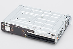 画像ギャラリー No.036のサムネイル画像 / 「Xbox One S」分解レポート。内部構造のシンプルさは維持しつつ,カスタムAPUの低消費電力効果を小型化に活かしたマシンだった