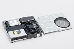 画像ギャラリー No.037のサムネイル画像 / 「Xbox One S」分解レポート。内部構造のシンプルさは維持しつつ,カスタムAPUの低消費電力効果を小型化に活かしたマシンだった