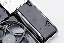 画像ギャラリー No.040のサムネイル画像 / 「Xbox One S」分解レポート。内部構造のシンプルさは維持しつつ,カスタムAPUの低消費電力効果を小型化に活かしたマシンだった