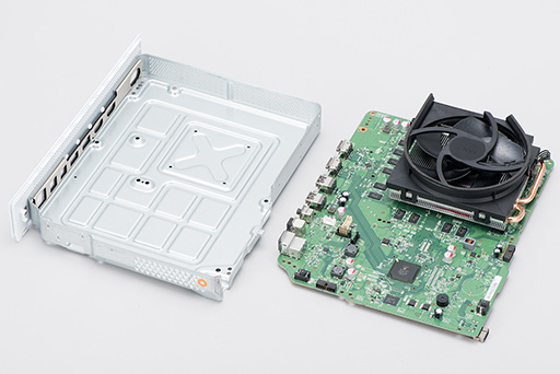 画像ギャラリー No.051のサムネイル画像 / 「Xbox One S」分解レポート。内部構造のシンプルさは維持しつつ,カスタムAPUの低消費電力効果を小型化に活かしたマシンだった