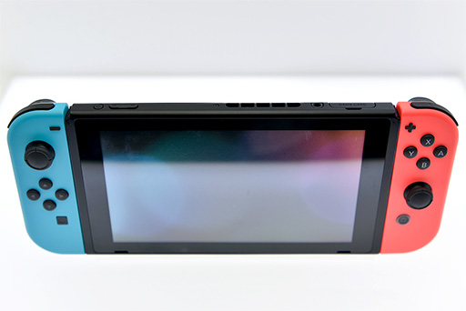 画像ギャラリー No.004のサムネイル画像 / 写真で見る「Nintendo Switch」。本体やドックだけでなく,専用ゲームパッド「Joy-Con」にも注目せよ
