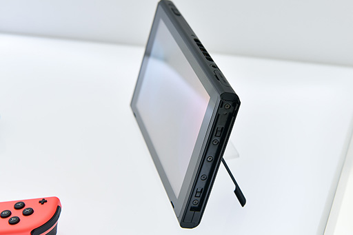 画像ギャラリー No.005のサムネイル画像 / 写真で見る「Nintendo Switch」。本体やドックだけでなく,専用ゲームパッド「Joy-Con」にも注目せよ