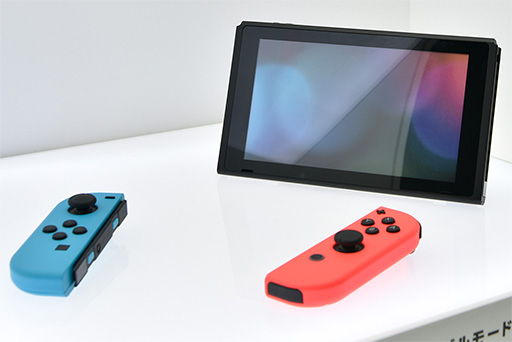 画像ギャラリー No.008のサムネイル画像 / 写真で見る「Nintendo Switch」。本体やドックだけでなく,専用ゲームパッド「Joy-Con」にも注目せよ