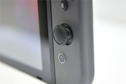 画像ギャラリー No.015のサムネイル画像 / 写真で見る「Nintendo Switch」。本体やドックだけでなく,専用ゲームパッド「Joy-Con」にも注目せよ