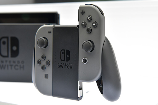 画像ギャラリー No.018のサムネイル画像 / 写真で見る「Nintendo Switch」。本体やドックだけでなく,専用ゲームパッド「Joy-Con」にも注目せよ