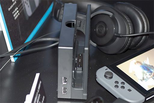 画像ギャラリー No.026のサムネイル画像 / 写真で見る「Nintendo Switch」。本体やドックだけでなく,専用ゲームパッド「Joy-Con」にも注目せよ