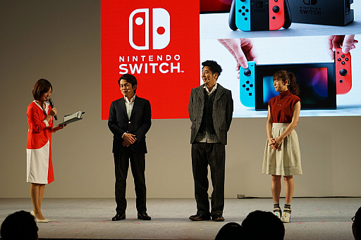 画像ギャラリー No.001のサムネイル画像 / Nintendo Switch体験会の本体紹介ステージをレポート。有野晋哉さんと小松未可子さんがJoy-Conのさまざまな機能を使う「1-2-Switch」で対戦した