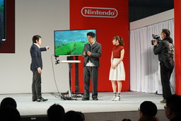画像ギャラリー No.002のサムネイル画像 / Nintendo Switch体験会の本体紹介ステージをレポート。有野晋哉さんと小松未可子さんがJoy-Conのさまざまな機能を使う「1-2-Switch」で対戦した
